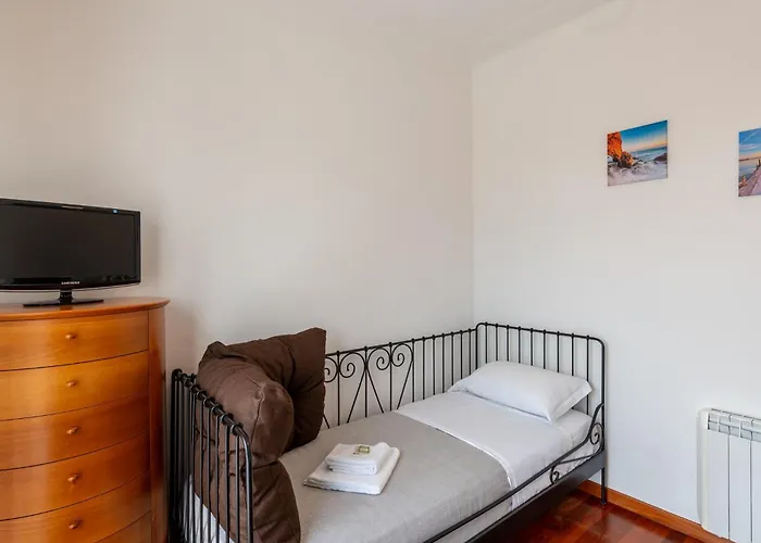 Guesthost - Penthouse With Terrace Apartment