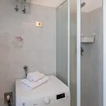 Guesthost - Penthouse With Terrace 아파트