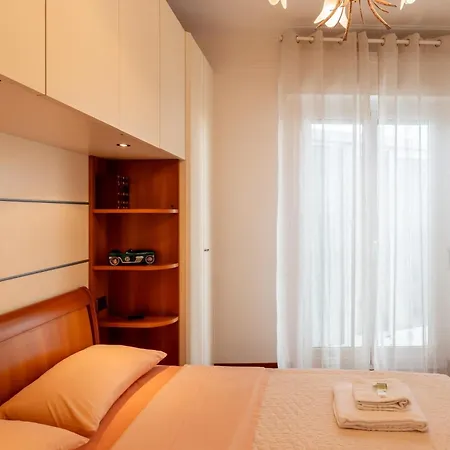 Guesthost - Penthouse With Terrace Appartement